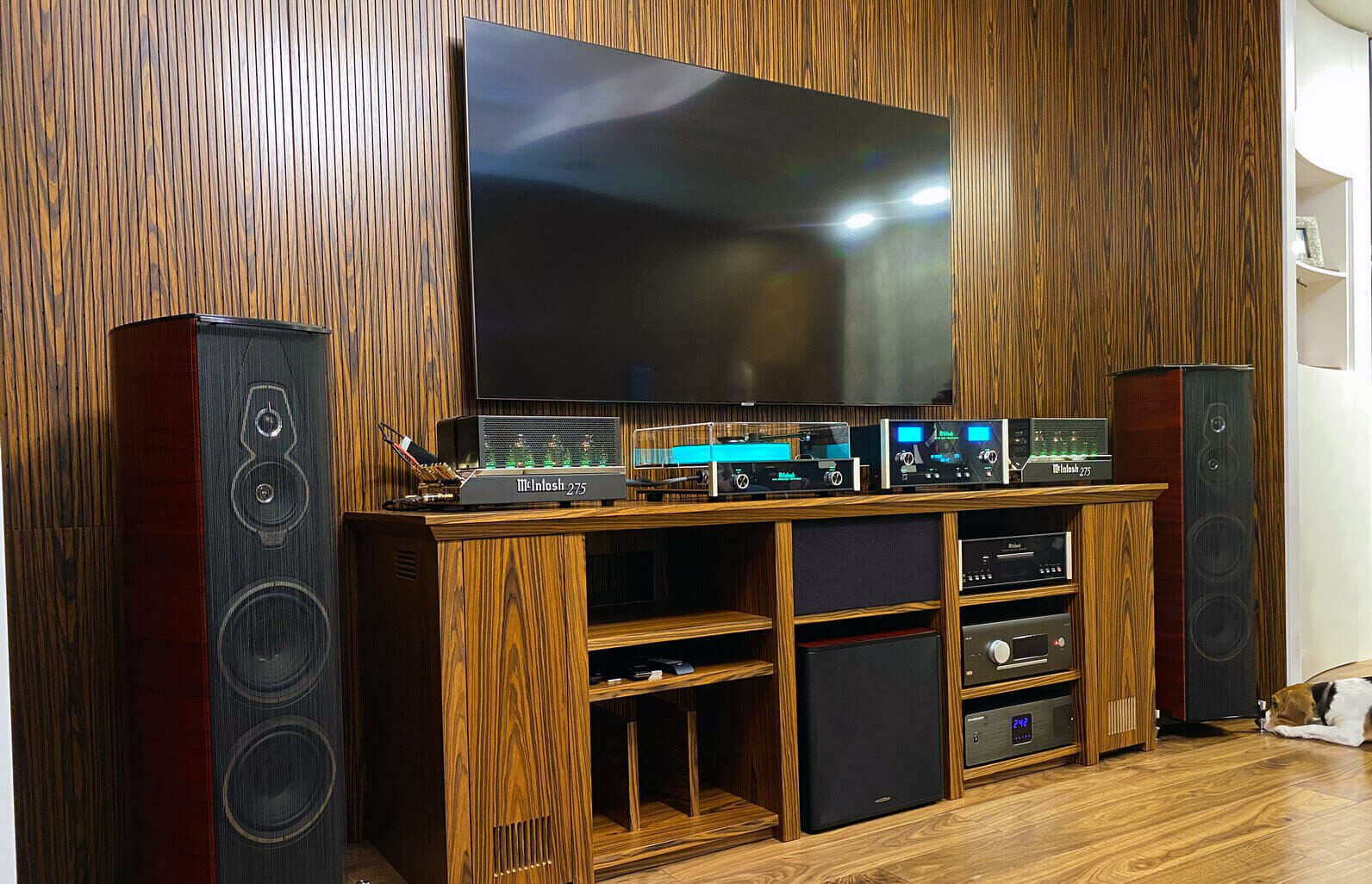Зона аппаратуры и hi-fi в отделке из шпона