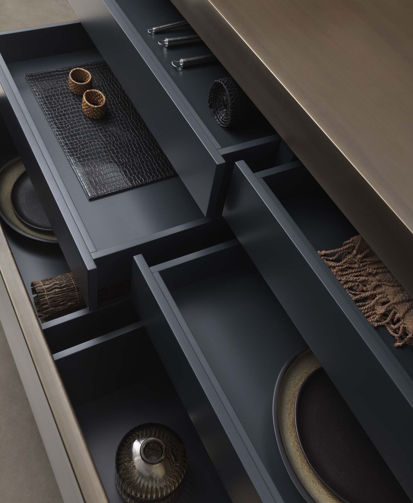 Предмет декора Cristal Island – The Bold Geometry Of Metal, Bathed In Champagne Finish — FMF, кадр 8