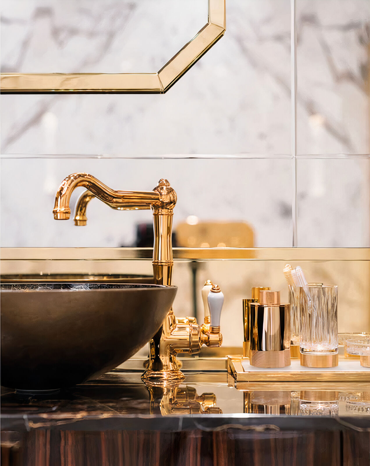 Гарнитур Bathroom In Ebony, Gleaming Metal, And Shiny Marble — FMF, кадр 4