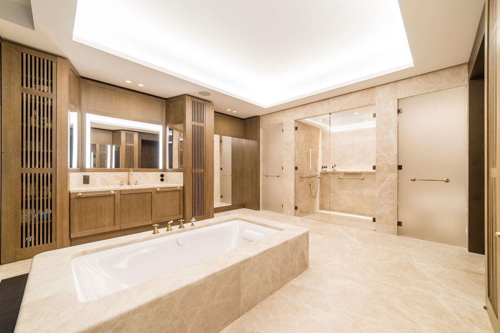 Гарнитур Modern Bathroom With Wood, Marble And Gold Details — FMF, кадр 4