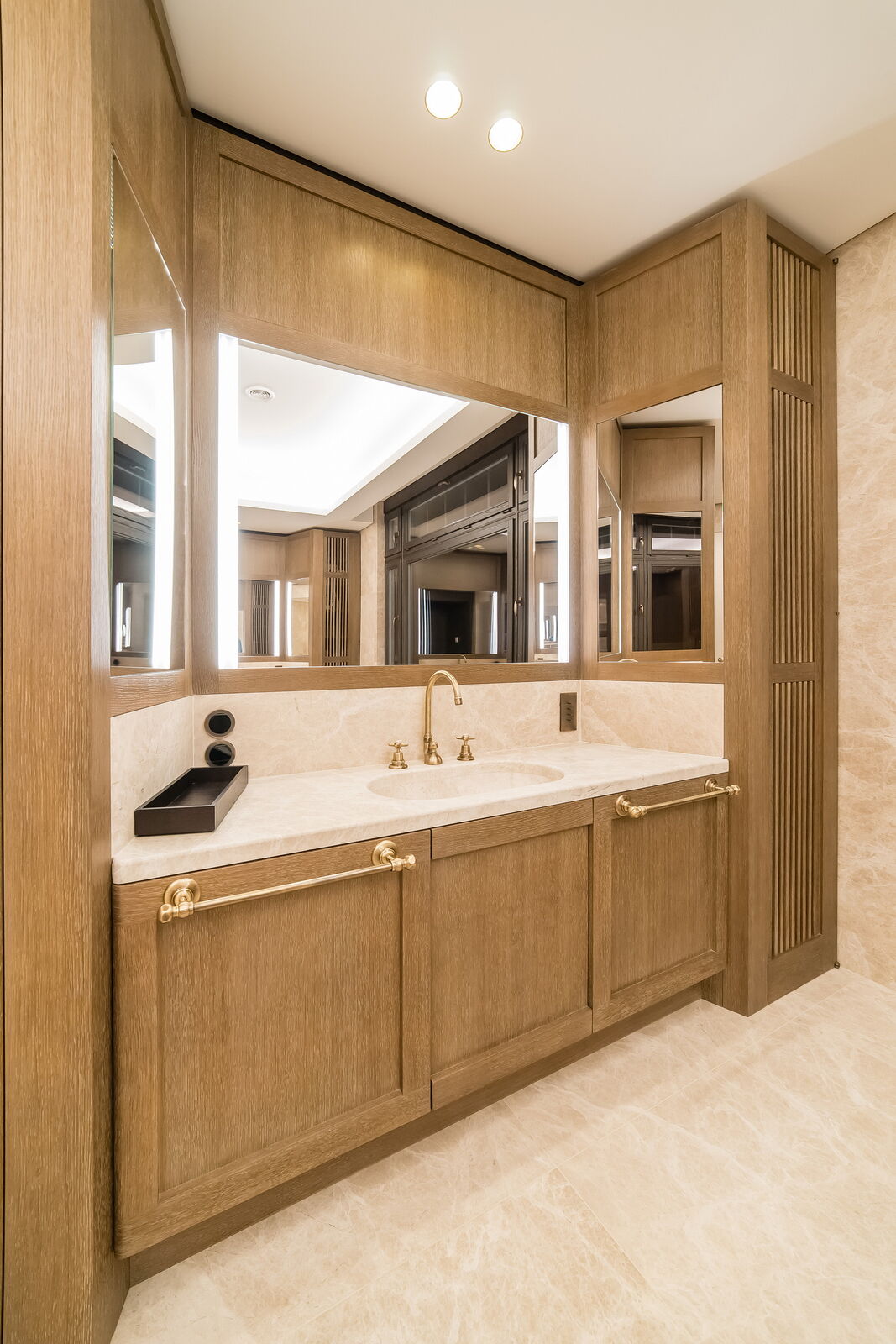 Гарнитур Modern Bathroom With Wood, Marble And Gold Details — FMF, кадр 5