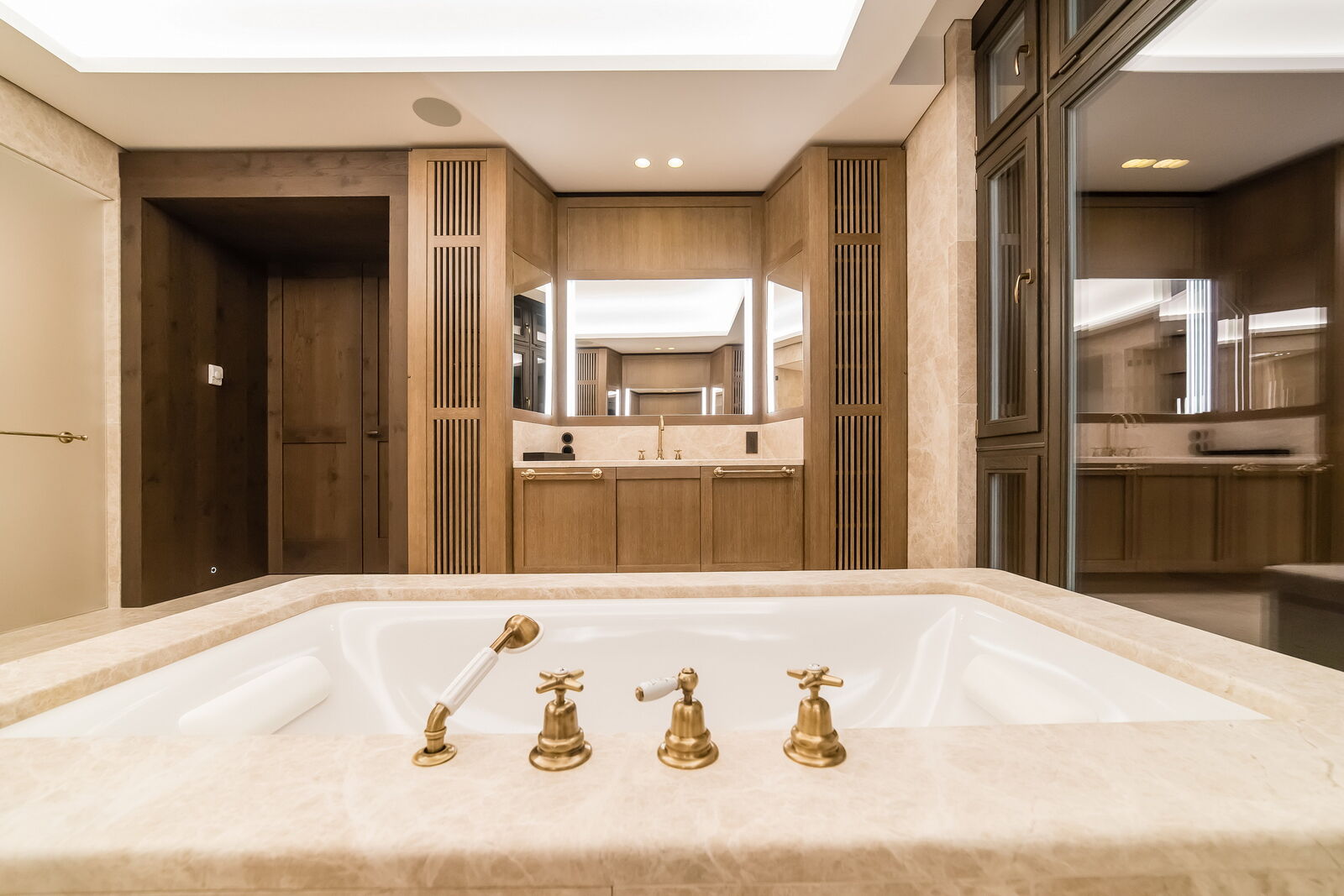 Гарнитур Modern Bathroom With Wood, Marble And Gold Details — FMF, кадр 7