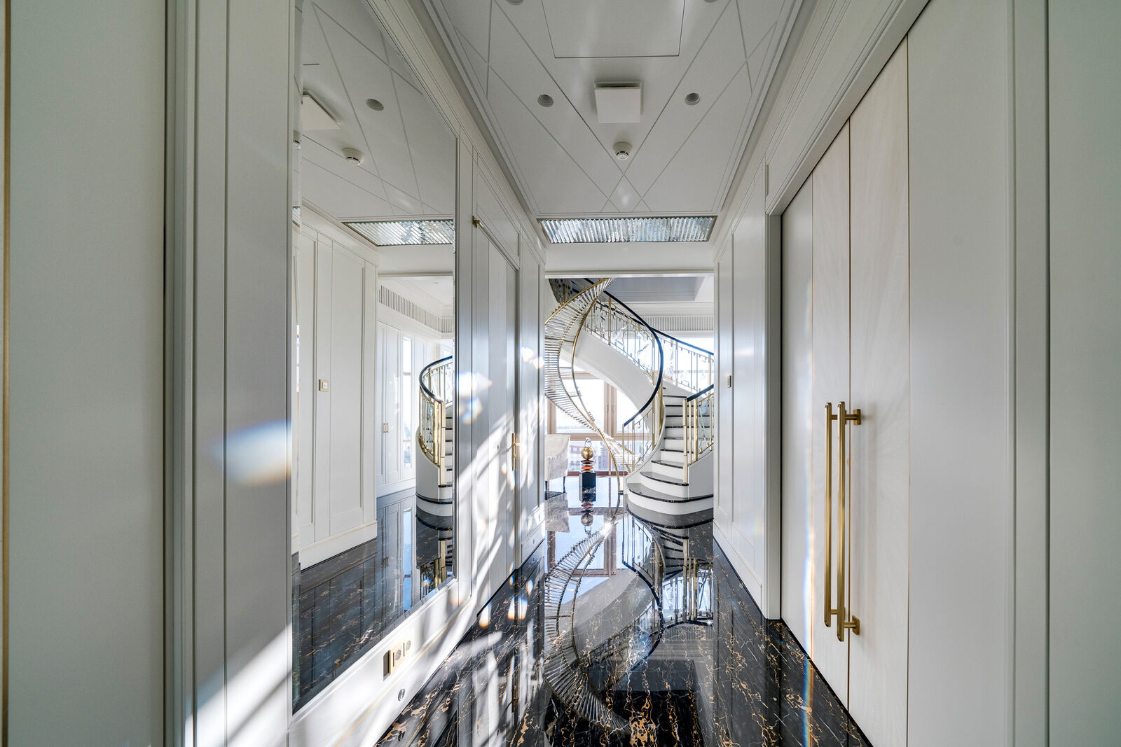 Гарнитур Spiral Staircase Towards The Sky — FMF, кадр 2