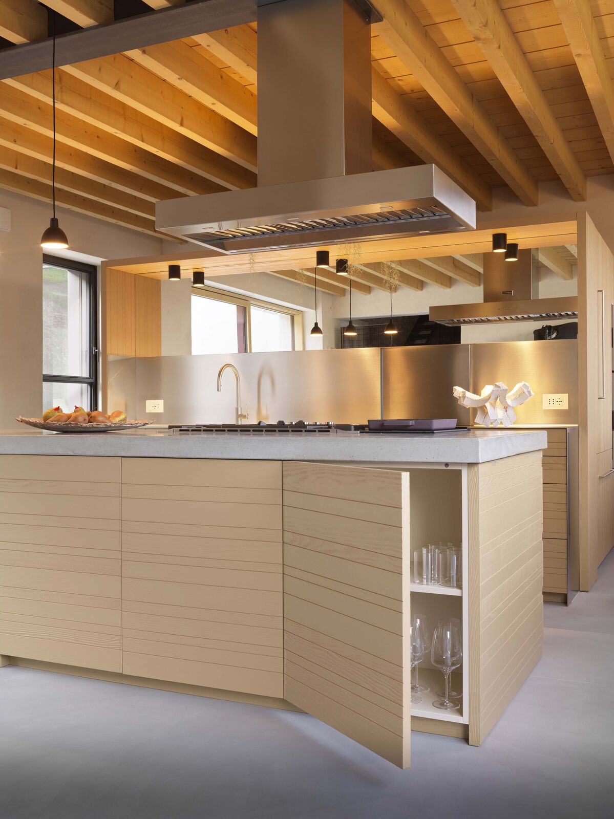 Кухня Amber: A Kitchen Of Warmth, Character, And Contemporary Style — FMF, кадр 2
