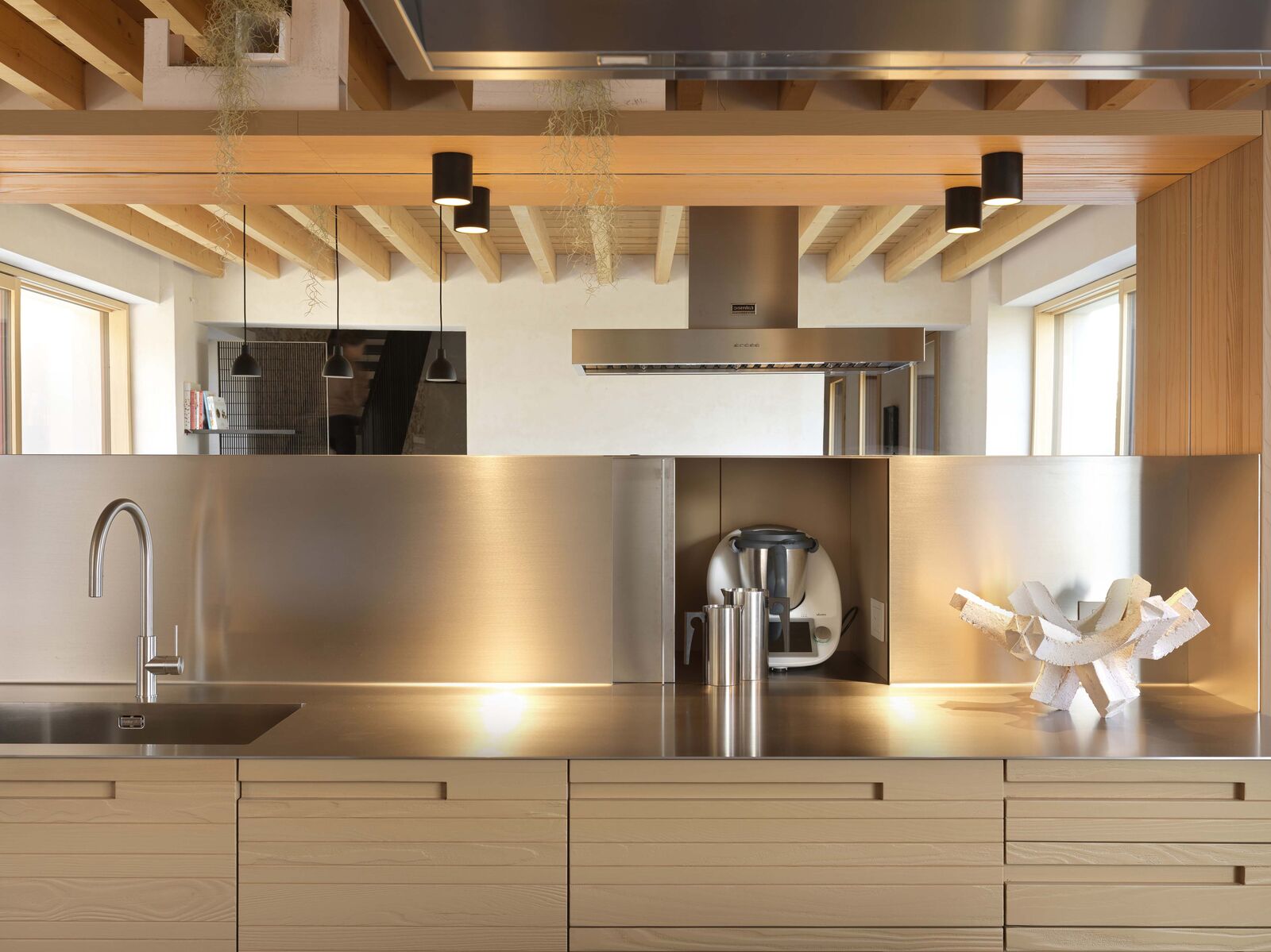 Кухня Amber: A Kitchen Of Warmth, Character, And Contemporary Style — FMF, кадр 3