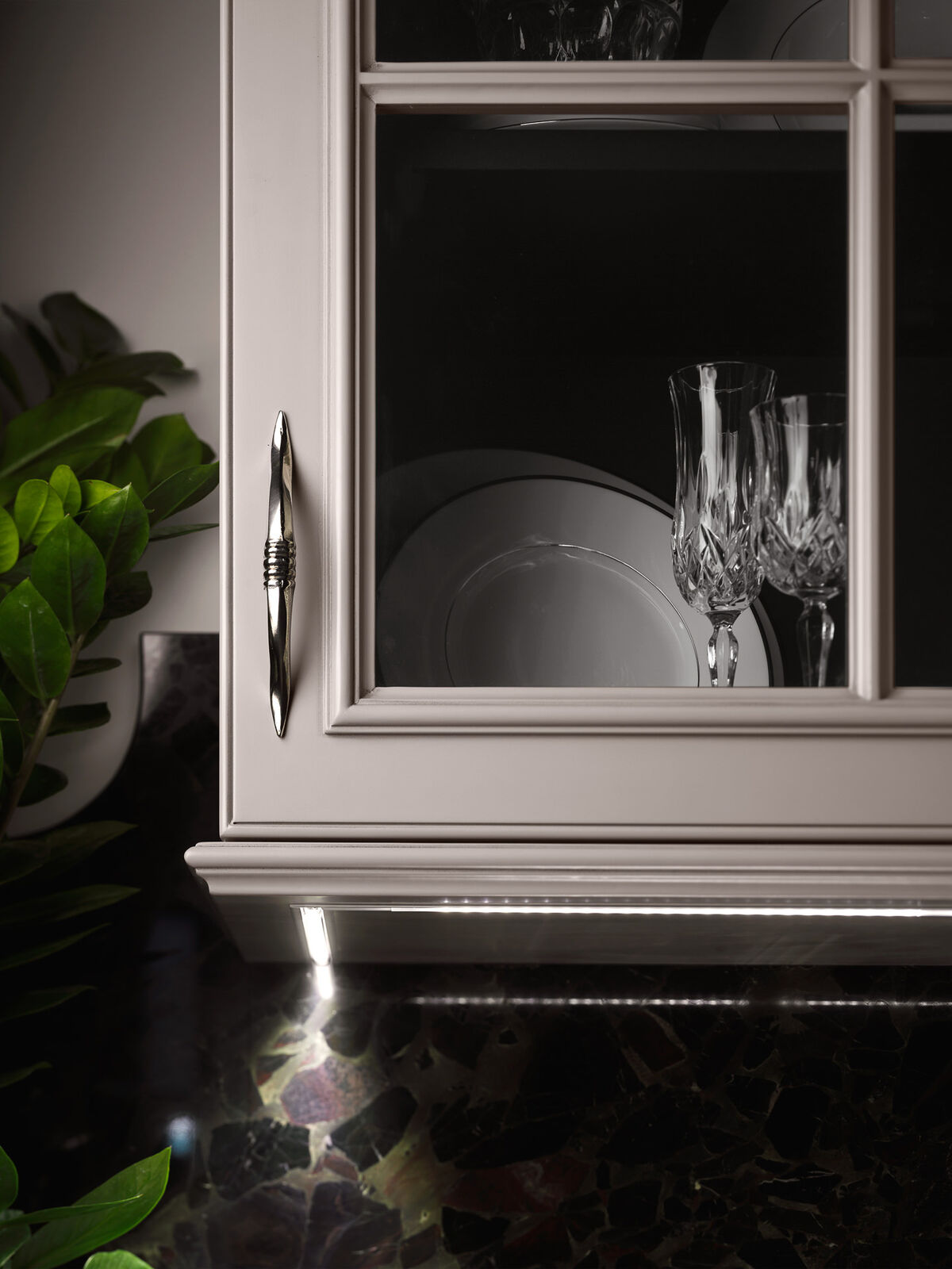 Кухня Classic White Kitchen With Marble Surface — FMF, кадр 2
