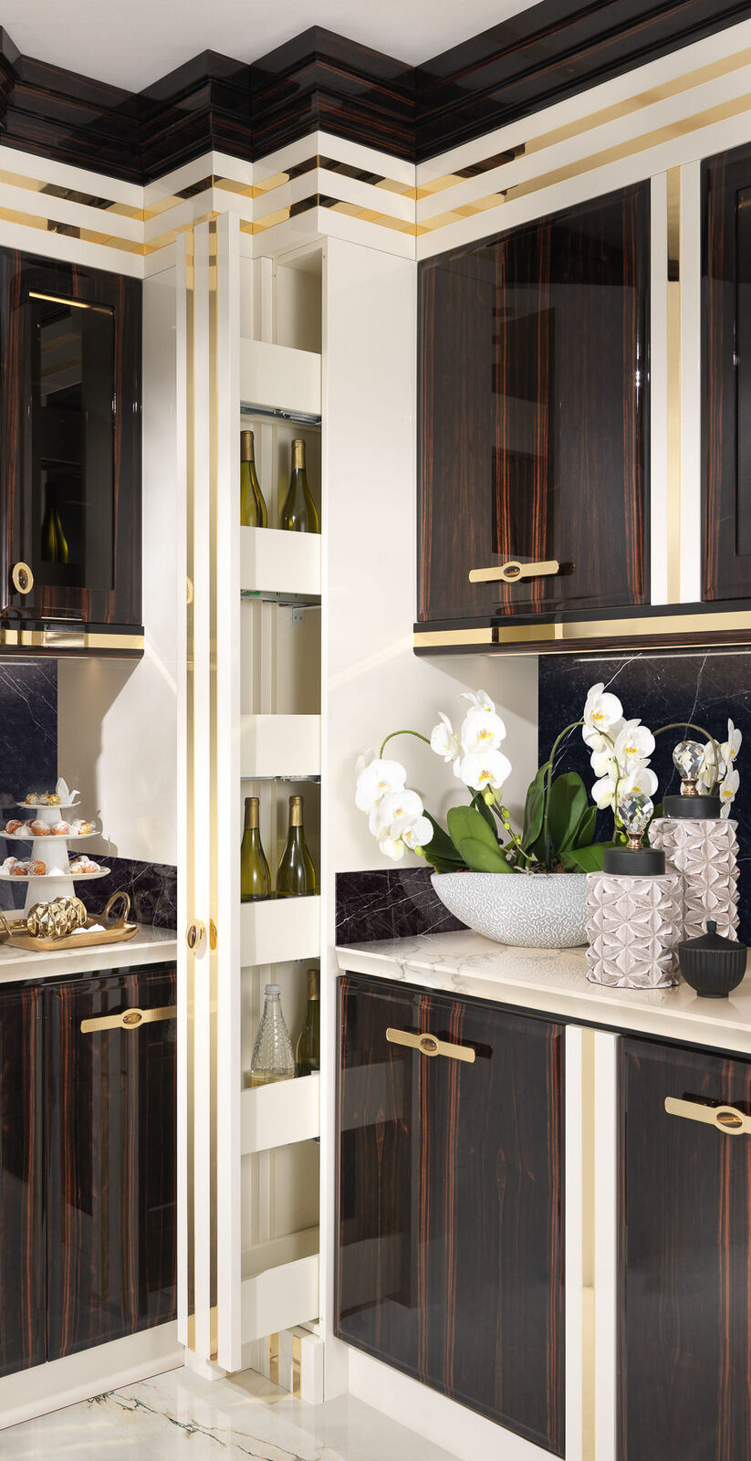 Кухня Dark Modern Kitchen With Marble Surface — FMF, кадр 3