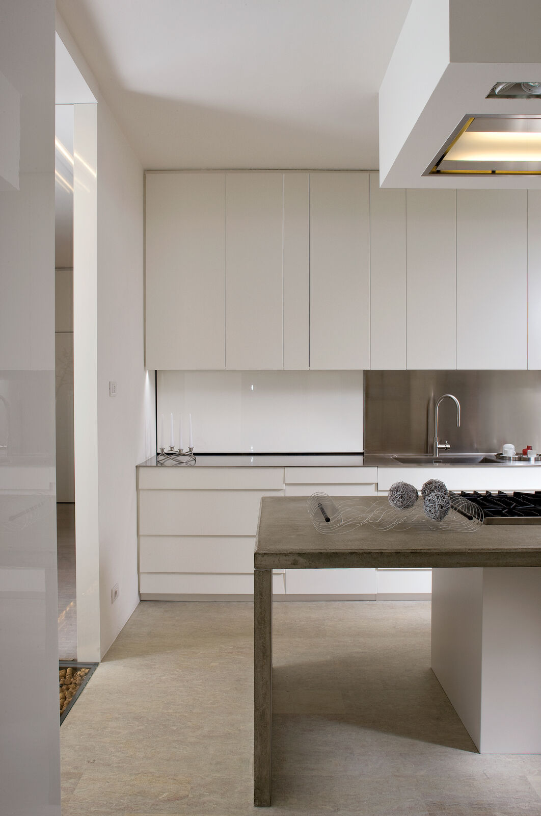 Кухня Modern Kitchen With Metal And Concrete Details — FMF, кадр 5