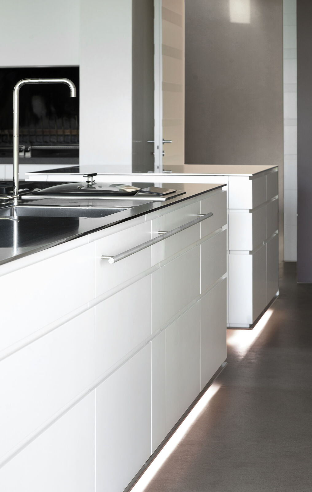 Кухня White Modern Kitchen With Steel Surface — FMF, кадр 3
