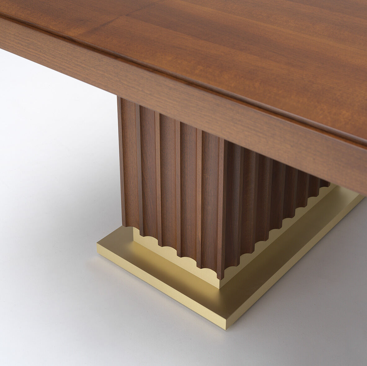 Обеденный стол Wooden Table With Golden Details — FMF, кадр 4