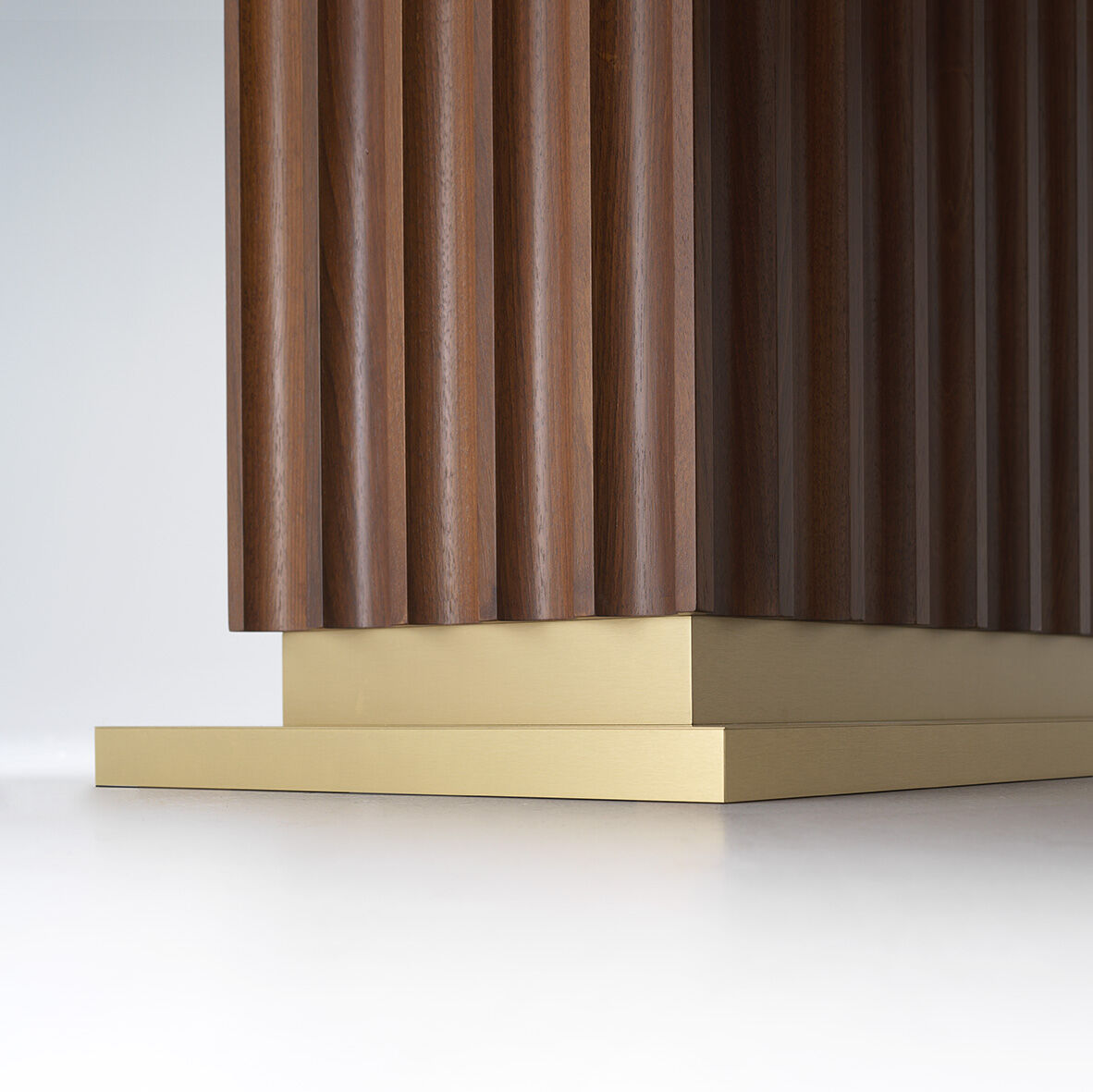 Обеденный стол Wooden Table With Golden Details — FMF, кадр 5