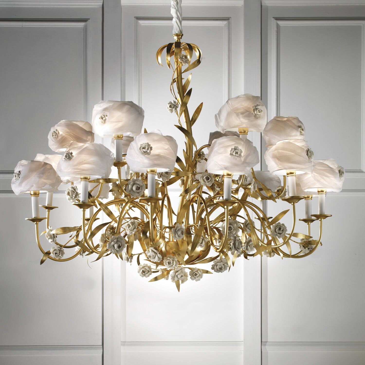 Люстра Camelia Chandelier - 18 Lights - Gold & White — Villari, кадр 3