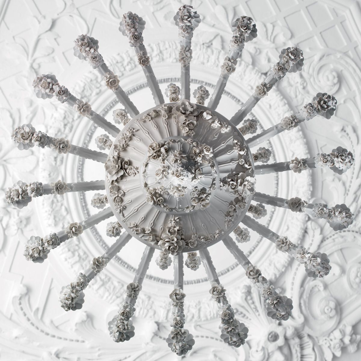 Люстра Louis Xiv - 36 Light Chandelier - White — Villari, кадр 5