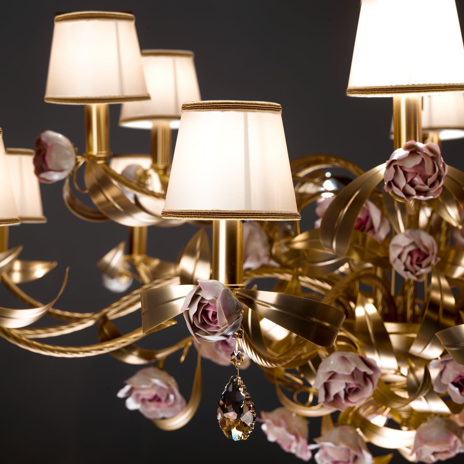 Люстра Peony 18 Light Chandelier - Gold & Pink — Villari, кадр 5