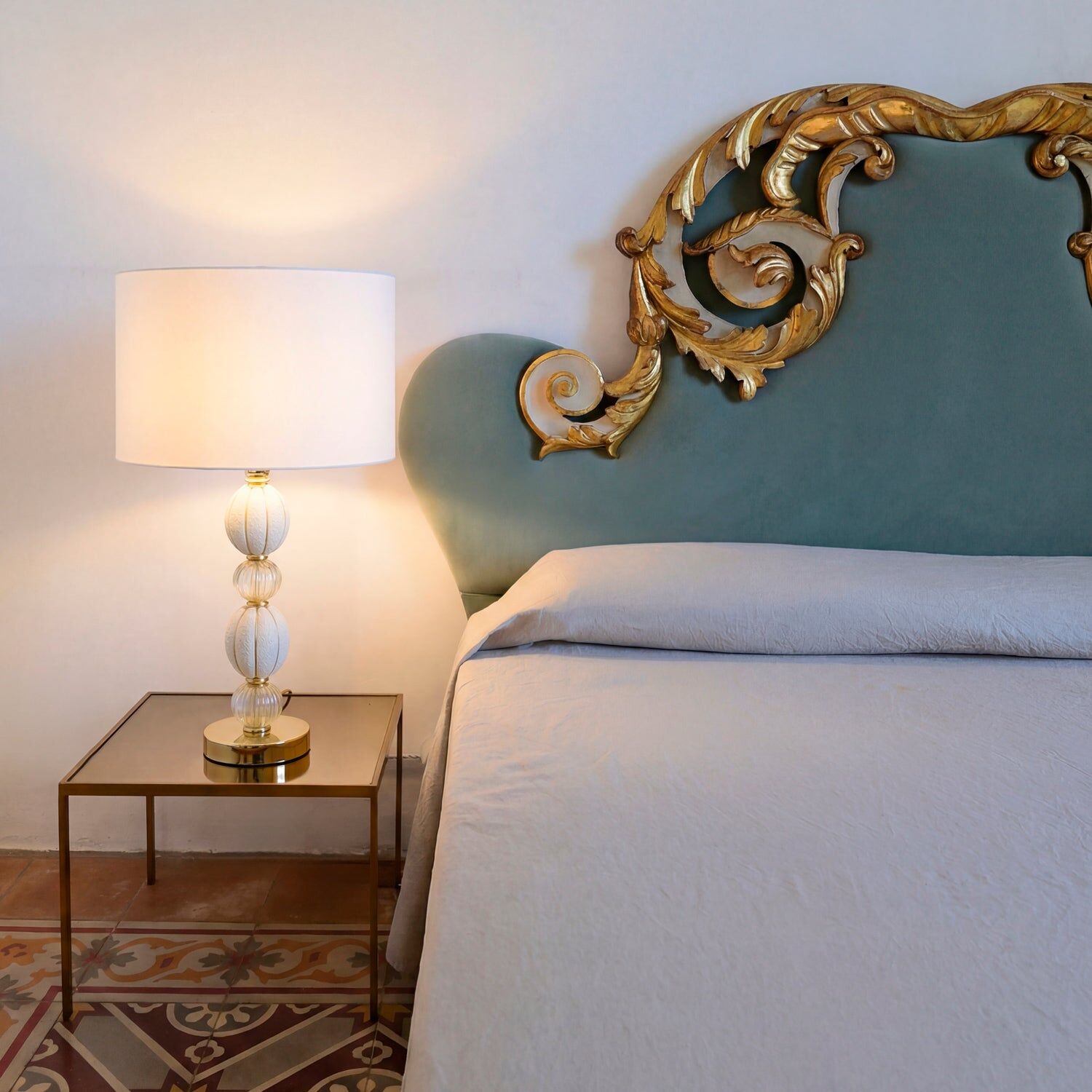 Настольная лампа Amour Table Lamp - White & Gold — Villari, кадр 2
