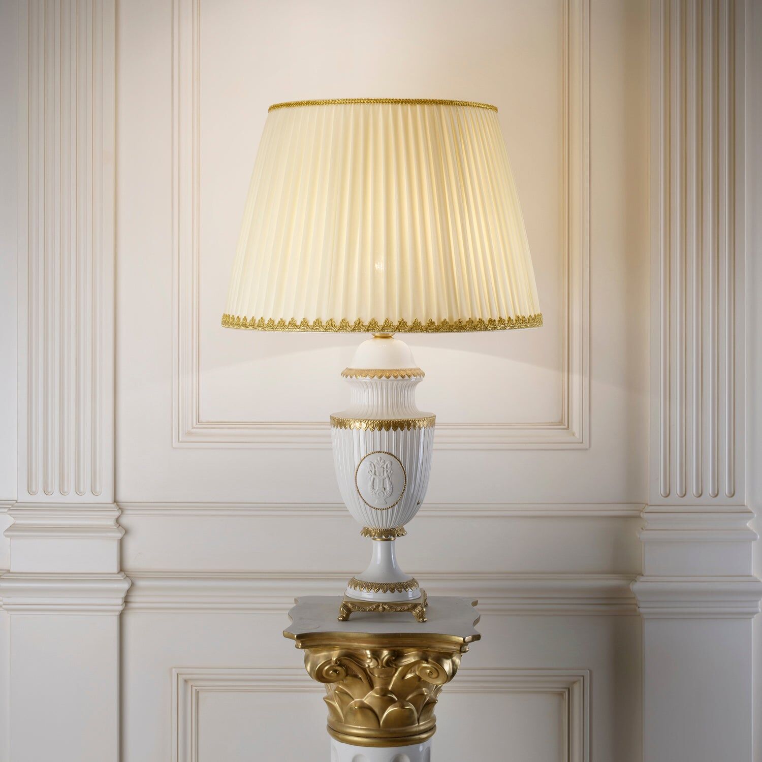 Настольная лампа Napoleon II Table Lamp - White & Gold — Villari, кадр 2