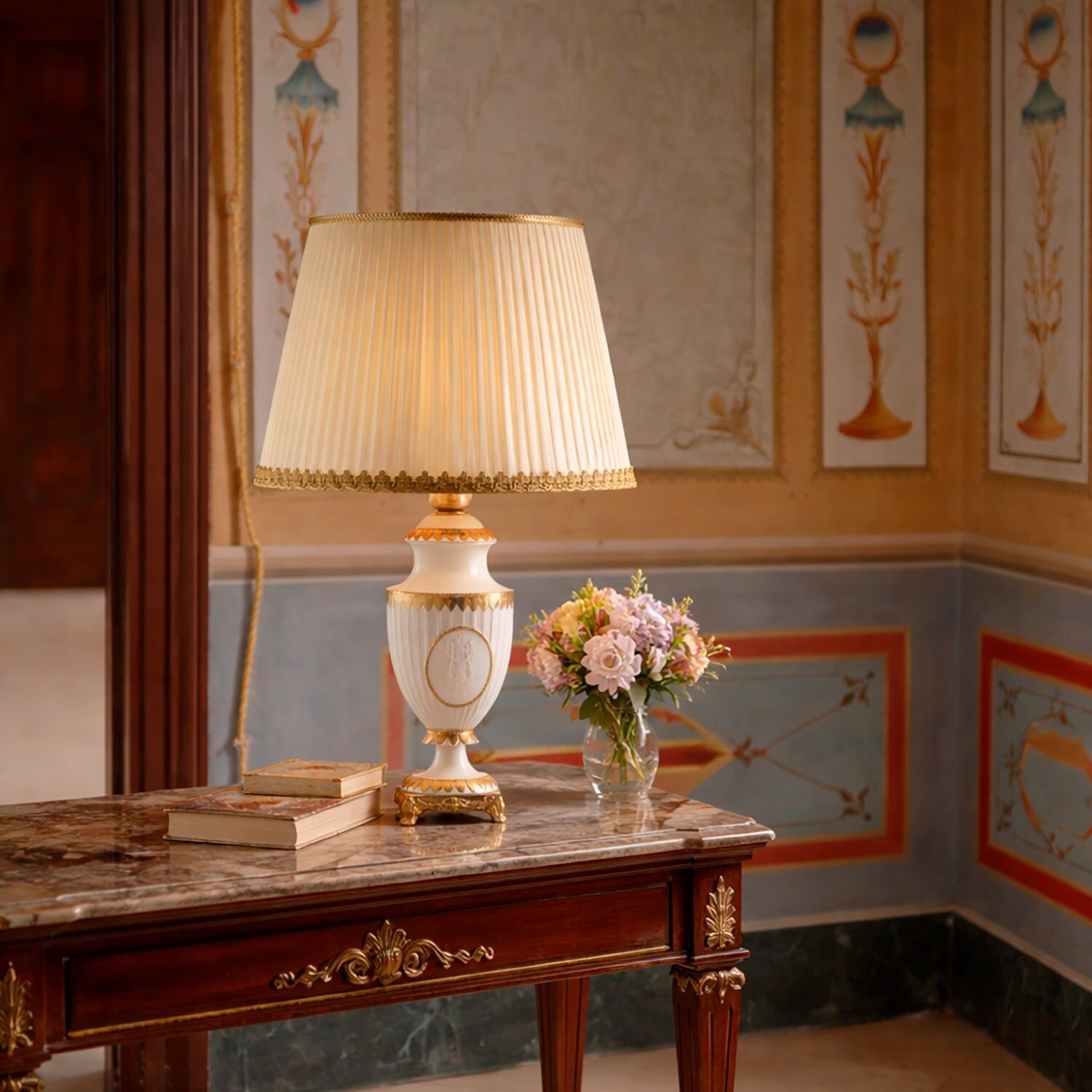 Настольная лампа Napoleon Ll Small Table Lamp - White & Gold — Villari, кадр 2
